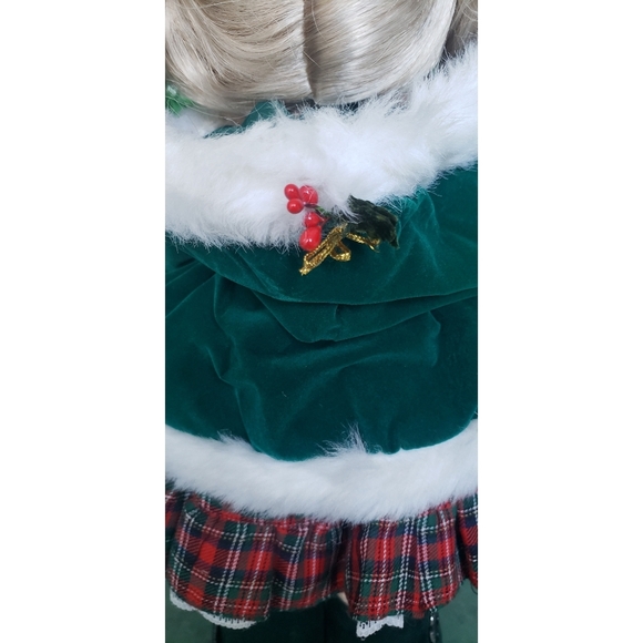 3. Christmas Precious Moments doll - Stephanie - Picture 8 of 12